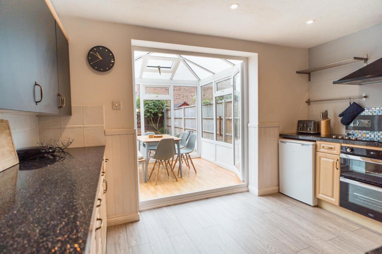 Beautiful Town House With Private Garden And Patio Canford Magna Exterior foto